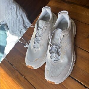 Hoka women’s transport sneakers in white size 8.5 EUC